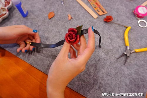 在這個(gè)皮藝工作室里,杭州姑娘親手制作了一件皮塑玫瑰花項(xiàng)鏈